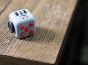 Игрушка для успокоения нервов Fidget Cube побила рекорд на Kickstarter 