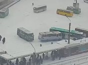 "Два оленя". На снегу под Днепром автобусы попали в нелепое ДТП (видео момента)