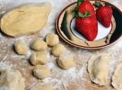 Рецепт: вареники с клубникой
