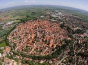 Необычный круглый город, который расположен в метеоритном кратере (Фото)