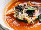 "То что нужно в жару": Лиза Глинская рассказала, как приготовить освежающий томатный суп гаспачо