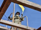 Боец с украинским флагом