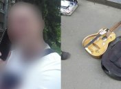 Плохо играл: у метро в Харькове избили уличного музыканта (фото)