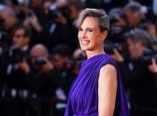 Энди Мак-Давелл выбрала яркий наряд у Канны