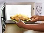 Как правильно греть еду в микроволновке