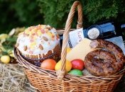 Традиційний продуктовий набір великоднього кошика