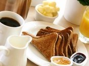 Медики рассказали, стоит ли завтракать 