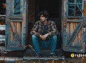 Приметы утверждают, что сидеть на пороге не стоит (изображение создано с помощью ИИ)