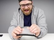 Американский блогер согнул чехол, защищающий iPhone 6 от деформации