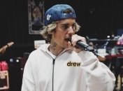 Джастин Бибер записал рождественскую песню с хором медицинских работников (видео)