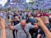 В Киеве произошли жесткие столкновения с полицией из-за гробов у офиса Зеленского (фото, видео)