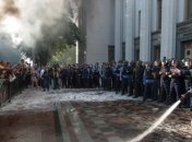 Во время беспорядков под ВР были задержаны трое активистов