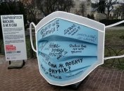 В Киеве появился памятник защитной маске: в сети показали фото