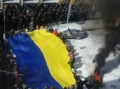 В Киеве под зданием АП автомайдоновцы подожгли бочки с горючим