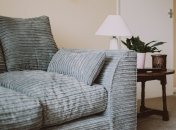 Диван нужно чистить от пыли и других загрязнений