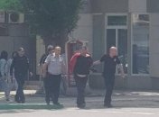 В Черноморске мужчина с тесаком в руках устроил "охоту" на прохожих - инцидент попал на видео