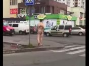 Голый мужчина устроил прогулку по Киеву: видео бурно обсуждают в сети