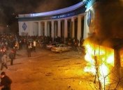 Протестующие сожгли почти всю спецтехнику и автобусы милиции