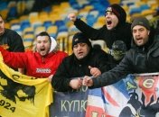 Неизвестные забросали автобус с болельщиками АЕКа перед матчем Лиги Европы