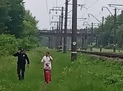 На Житомирщине пьяная женщина с 5-летним ребенком пыталась броситься под поезд 