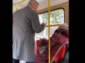 «Бабка, ты рот закрой»: в трамвае в Одессе устроили скандал из-за языка (видео)