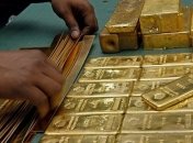 На мировом рынке произошел обвал цен на золото