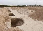 В россии на кладбище в Сургуте много вырытых могил