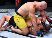 Тейшейра задушил Сантоса в главном бою UFC Fight Night 182 (видео)