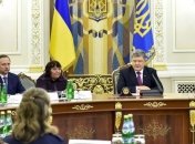 Любви и мира: Президент поздравил украинок