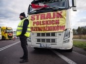 В настоящее время для свободного движения грузовиков 
заблокированы  все шесть пунктов пропуска