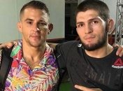 Порье на благотворительном аукционе продал футболку Нурмагомедова