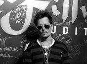 Джонни Депп исполнил песню британского музыканта Дэвида Боуи (Видео)