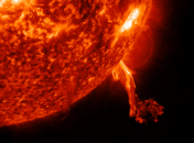 На Солнце есть еще два пятна, которые "проснулись"