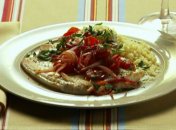 Камбала с томатно-луковым рагу