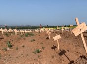 Кадр з відео — цвинтар у Маріуполі