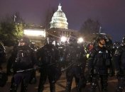 Первая жертва среди полицейских: после разгона сторонников Трампа в Вашингтоне скончался офицер