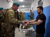 Командир 36 ОБрМП полковник Віктор Сікоза отримує нагороду