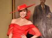 Красное платье и широкополая шляпа: Катя Осадчая в новом ярком образе