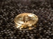 После серии рекордов биткоин рухнул вниз: сколько сейчас дают за один "биток"