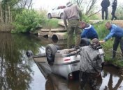 Спасатели доставали из воды упавший с моста Fiat
