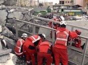 Под завалами моста в Италии нашли тела целой семьи