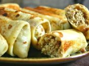 Ніжні млинці із соковитою начинкою обожнюють і діти, і дорослі