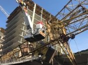 Во Львове на торговый центр упал кран: пострадала машинистка (Фото)