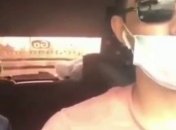 "Метлой выгонять вас, козлов!" Женщина устроила скандал в такси из-за водителя-иммигранта (видео)