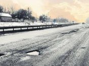 Снег сошел, асфальт - вместе с ним: на трассе Харьков-Киев образовались огромные ямы (фото)