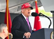 Дональд Трамп часто делает комплименты мужчинам публично