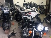 В Черновцах на частном дворе нашли десятки угнанных мотоциклов  