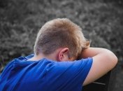 Жінка накинулася на чотирьох дітей