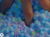 Вышел новый и крайне "липкий" клип Бека "Colors" (Видео) 