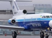 В аэропорту Киева самолет наехал на автомобиль